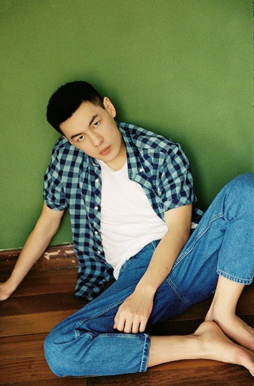 谭泉曝最新夏日写真 眼眸深邃尽现慵懒港式风尚