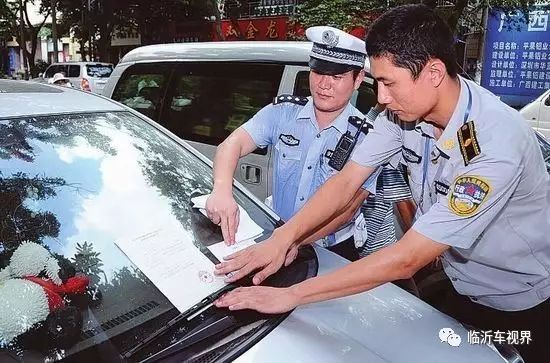 交警给警察的车开违章罚单最终这样处理，网友们却是这样评论的！