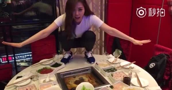 张靓颖打赌认输展现蹲式唱法 然而张靓颖一个动作被批不雅没素质?