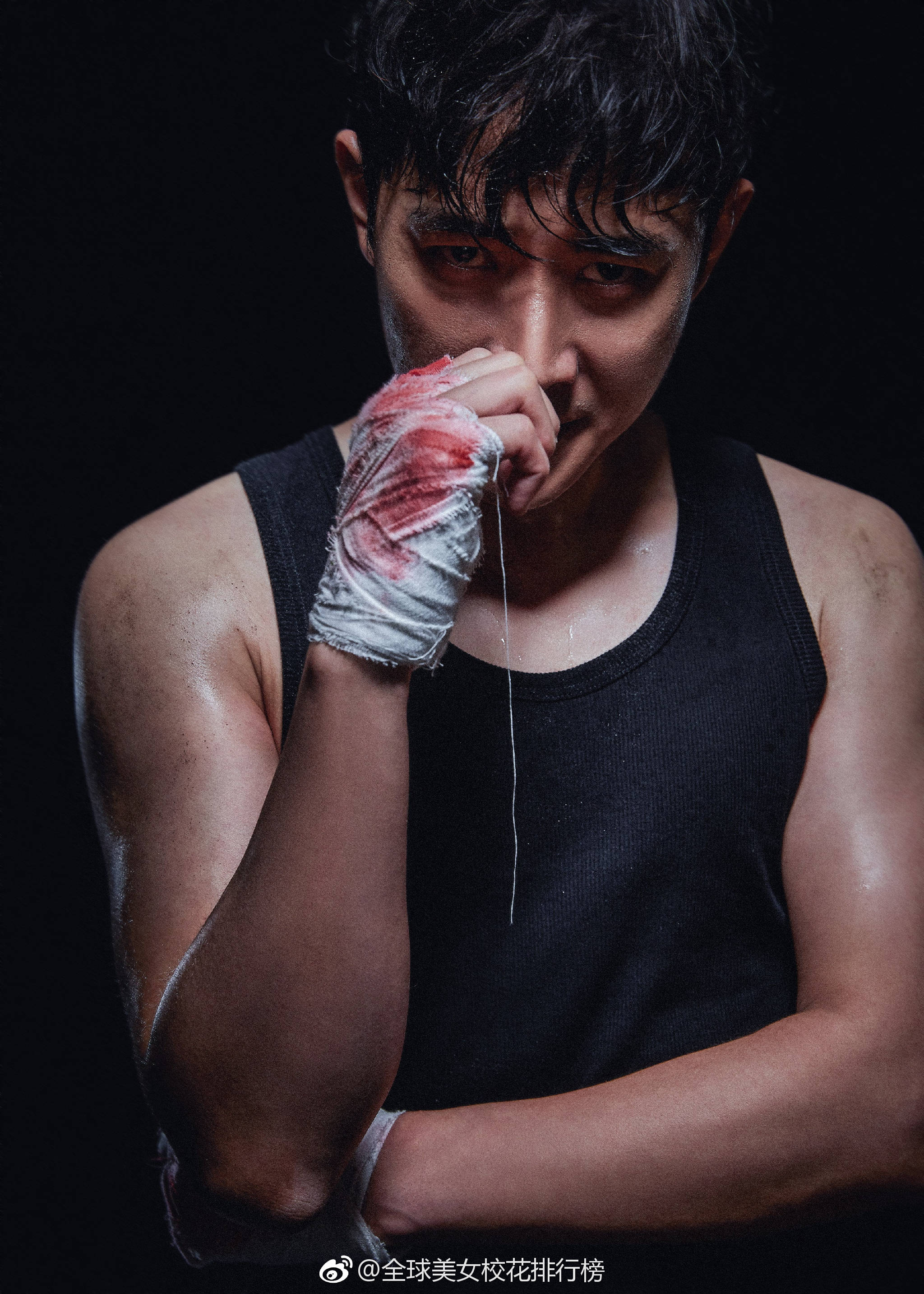 打拳写真曝光,他身穿普通黑背心,手缠染血绷带