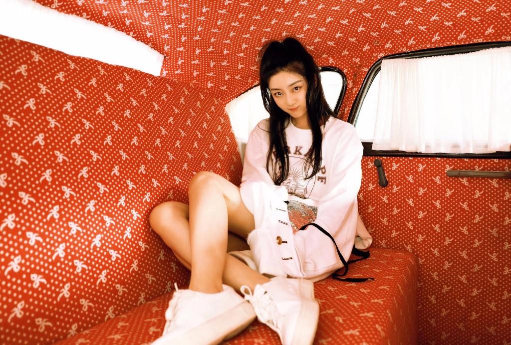 戚砚笛穿着红色纱装美若新娘,比惊艳出道的孟美岐还要好看!