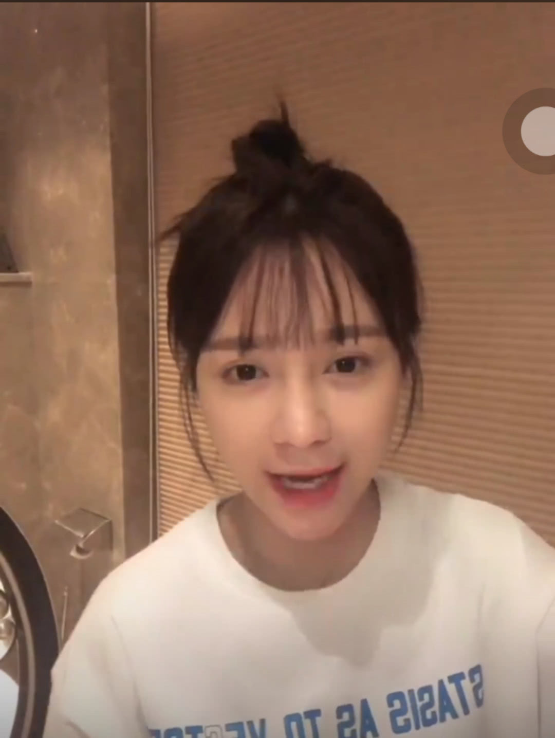 沈梦辰卸妆前后零差别满脸胶原蛋白皮肤吹弹可破