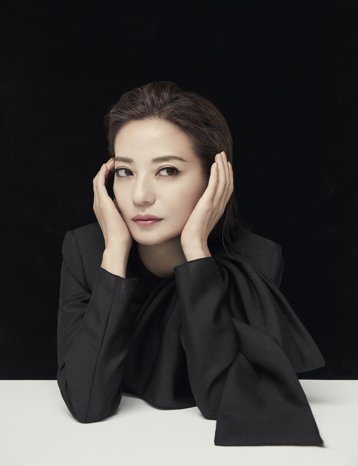 赵薇登《品prestige》双版本封面 简约质感优雅至极