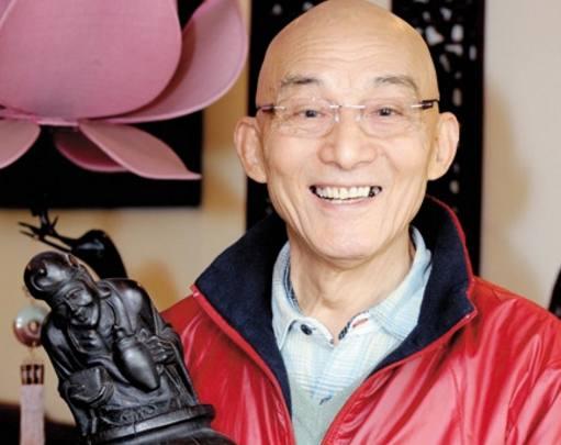 他52岁一剧爆红,巅峰时得罪人淡出20年,今84岁仍热心公益