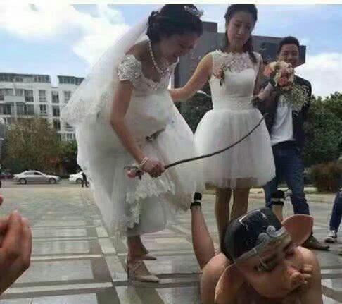 他摇了摇头:"根本摸不到骨头啊,全是肉!"我愈发担心:"到底怎么了啊!