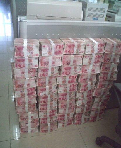 男子早上起晚后赶去上班, 结果刚走出楼道就被五百万给砸晕了!