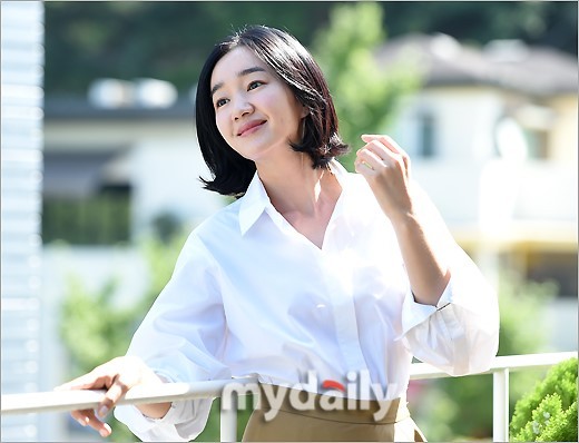 韩国女艺人秀爱出席新片上流社会访谈会