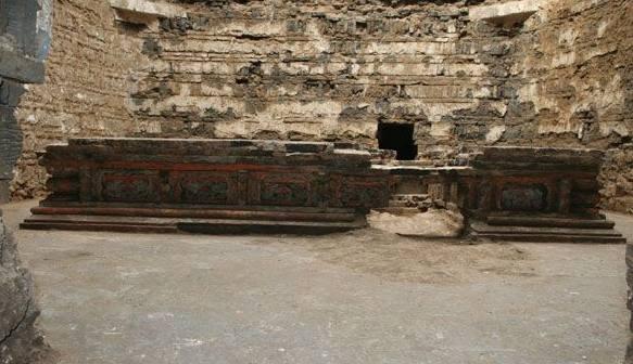 此皇陵无人看守,盗墓贼络绎不绝,都哭着离开,千年来无人进地宫