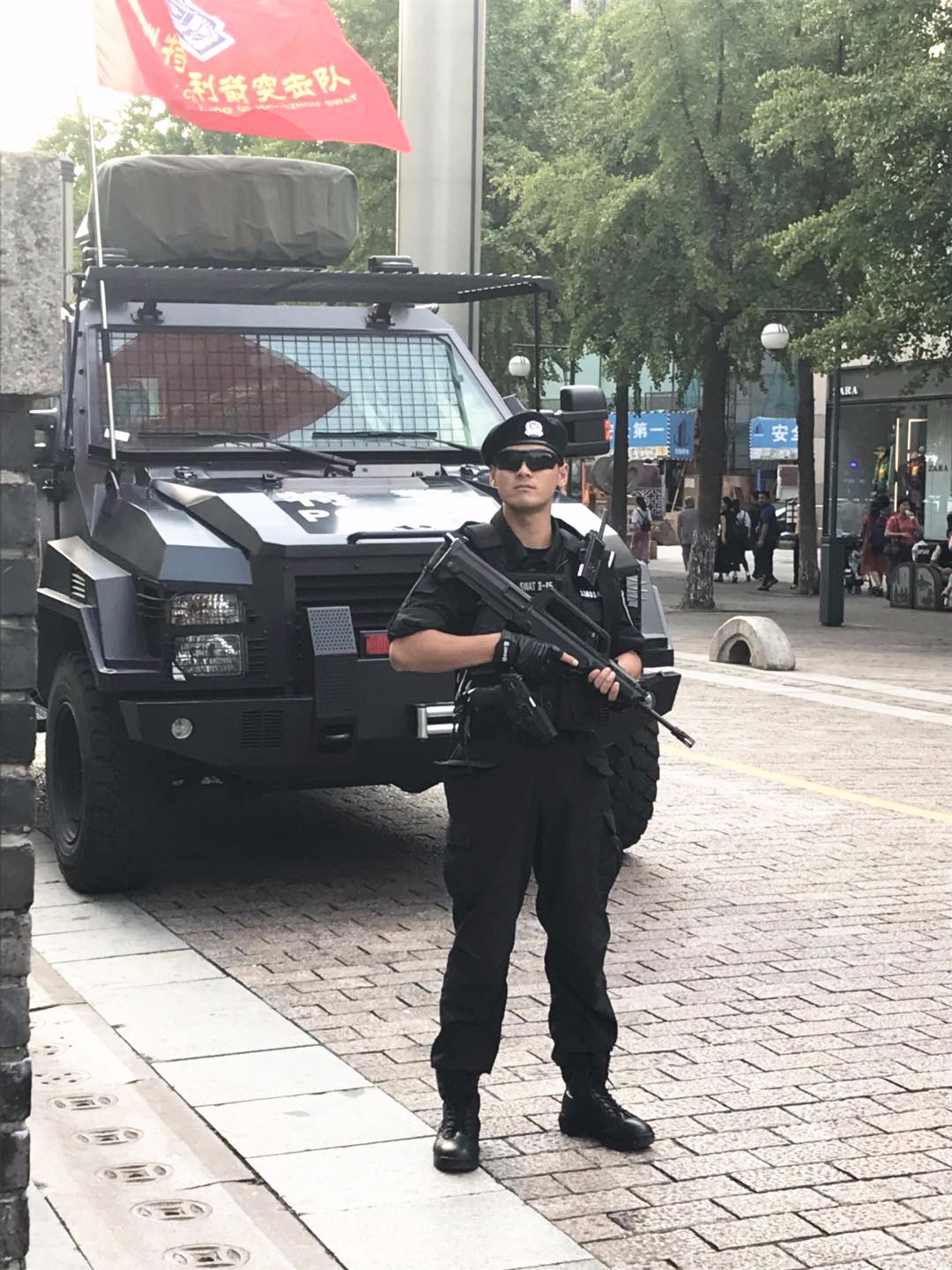 两名特警是杭州特警利箭突击队的队员,他们身高1.