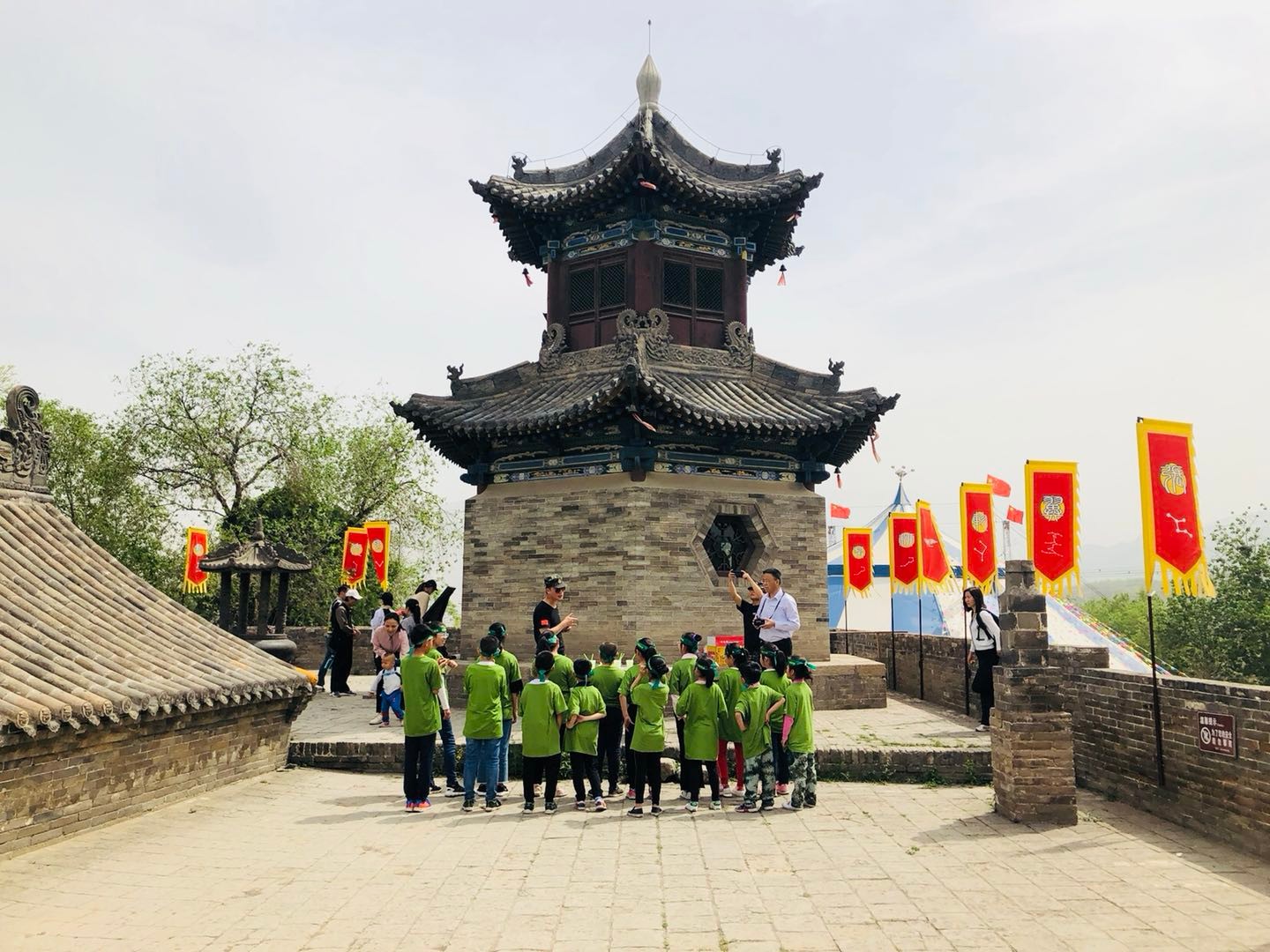 开城门,钻地道,骑马夸官……山西千年古堡"五一"乐翻天!