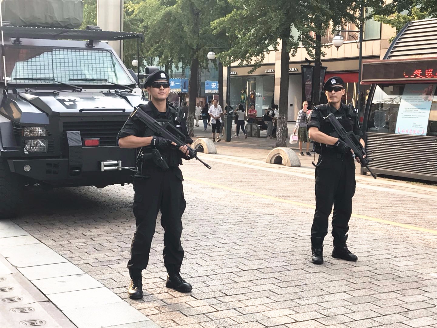 两名特警队员正在站岗,对于小朋友的热情和友好,俩人微笑示意.