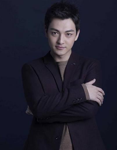 比如与黄渤,王凯合作的《青岛往事》中乐观活泼的热血青年.