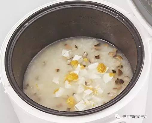 電飯煲內鍋添入適量清水燒開,下入大米和香菇丁,按