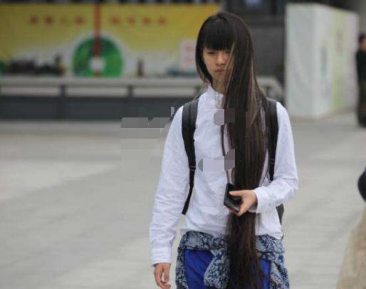 如今身高170的小彩旗近照,头发长达1米3,有名有钱网友却说可怜