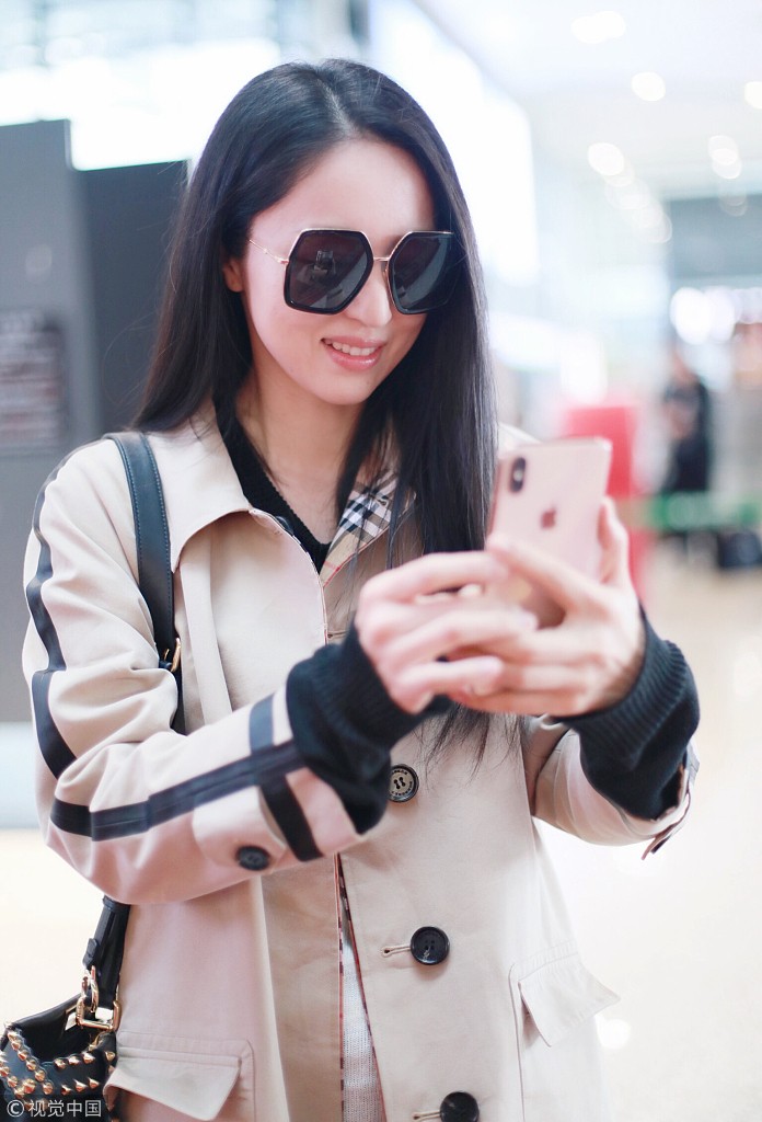 董璇机场甜笑玩自拍 戴墨镜冷艳迷