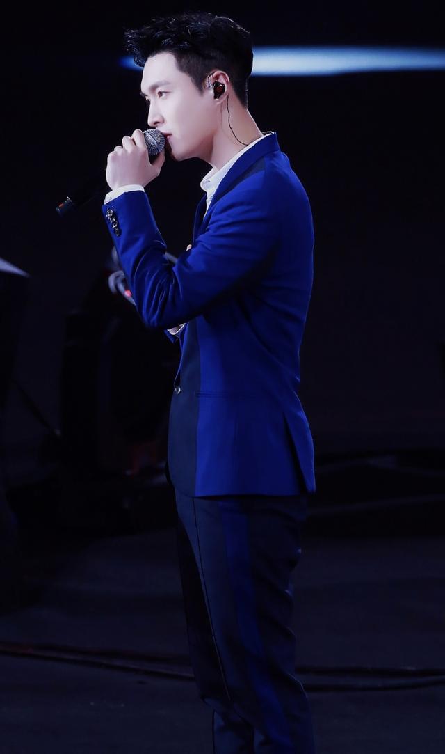 这首歌可是张艺兴的拿手曲目啊,之前还有人拍摄到张艺兴在ktv唱歌的