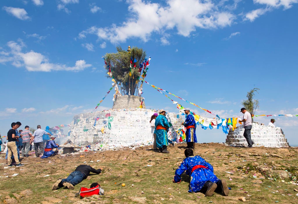 蒙古族有很多传统的祭祀活动,如祭天,祭火,祭祖,祭敖包等.