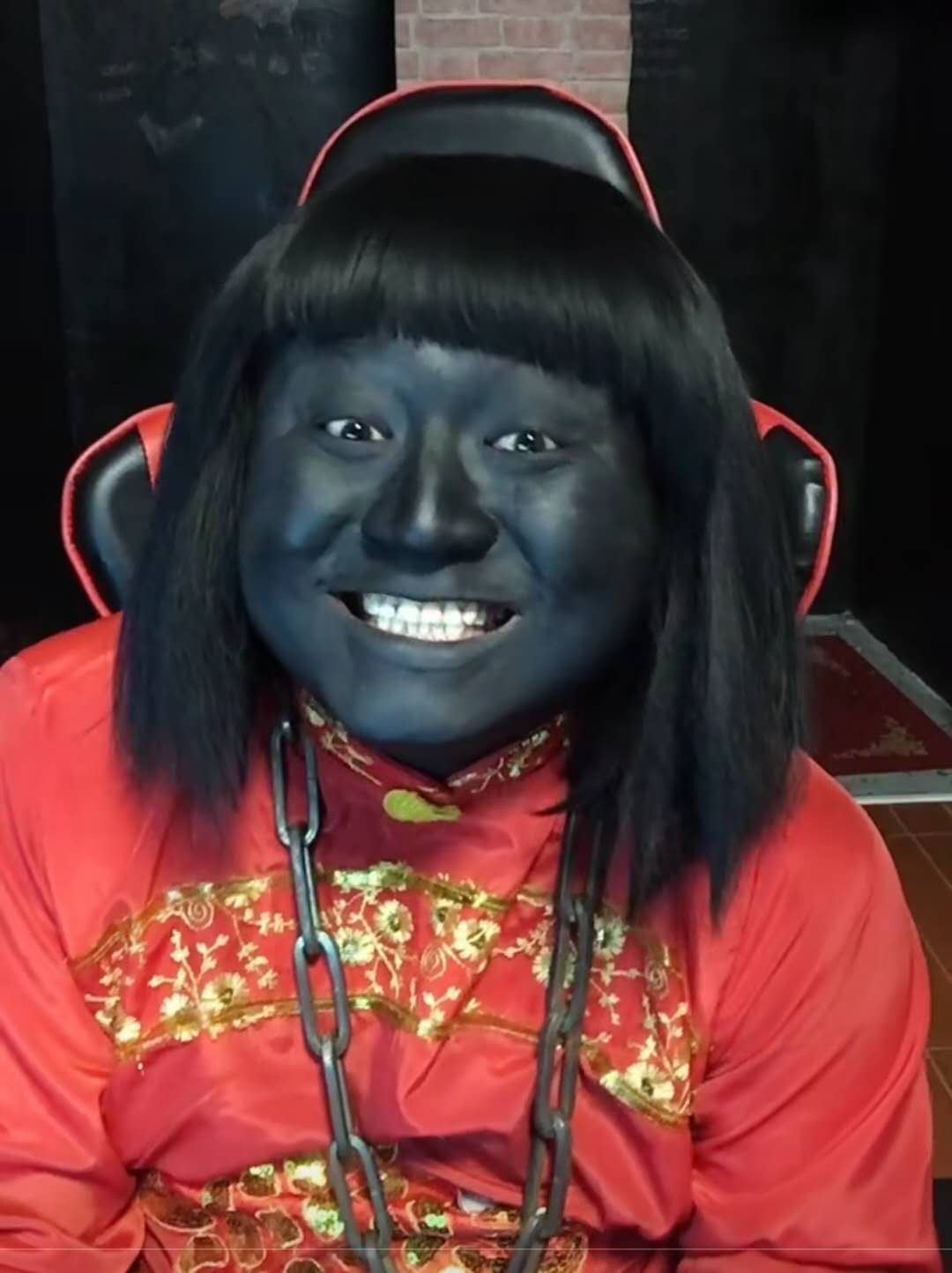 黑炭小伙对镜梳妆,他一笑网友就忍不住了:地府上班的煤炭成了精