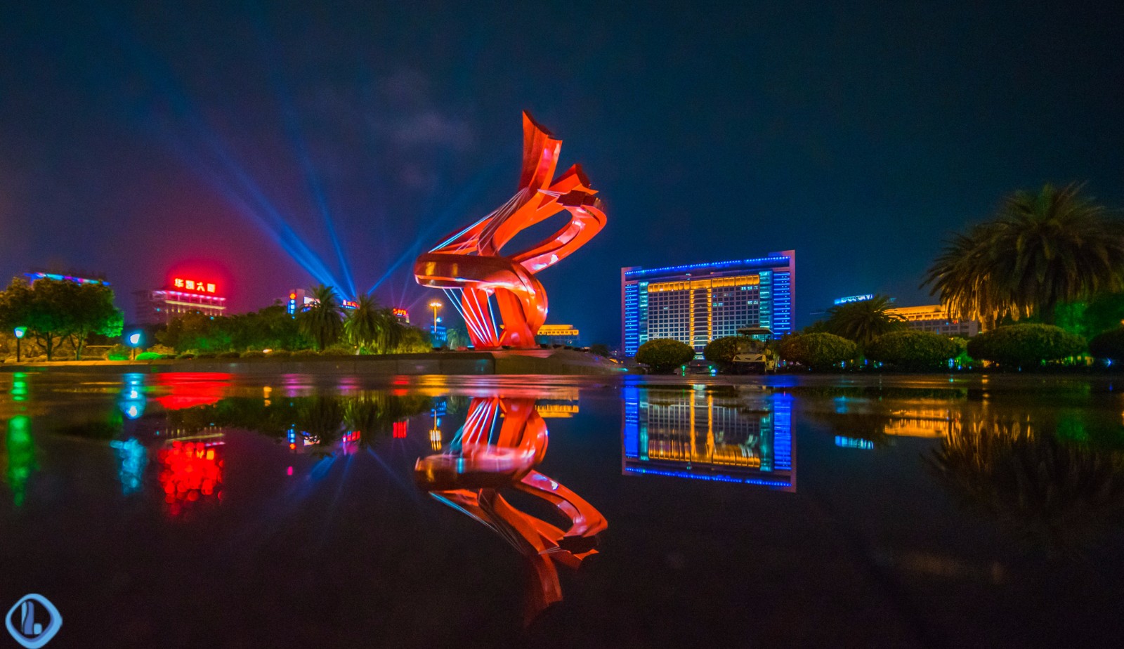 雨后东莞中心广场的夜景有一种静怡的美