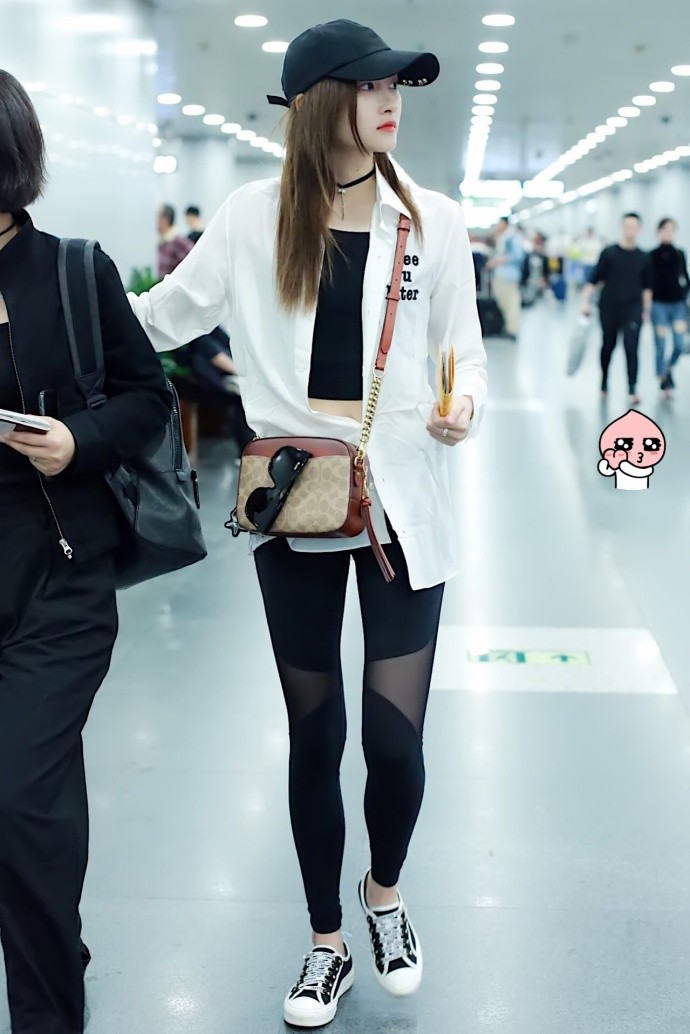 关晓彤穿白衬衣搭配黑色紧身裤现身机场肤白貌美,捂嘴偷笑好可爱