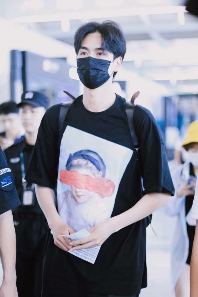 胡一天穿黑t恤搭配黑运动裤现身机场,未休息好眼睛还是肿的