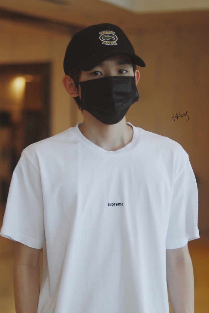 王源穿白t恤搭配黑牛仔裤现身酒店大厅,戴口罩遮面也挡不住帅气