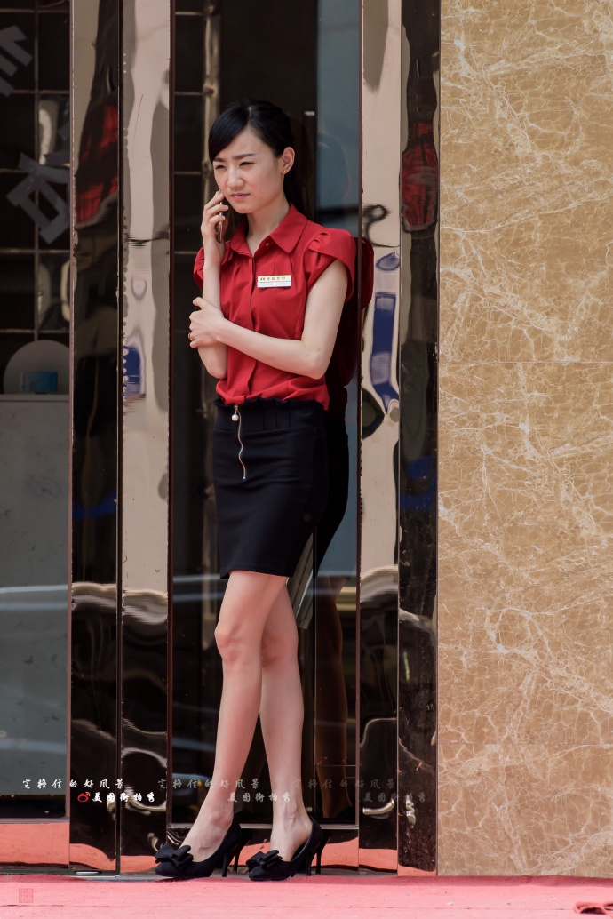 路人街拍亭亭玉立的制服小姐姐