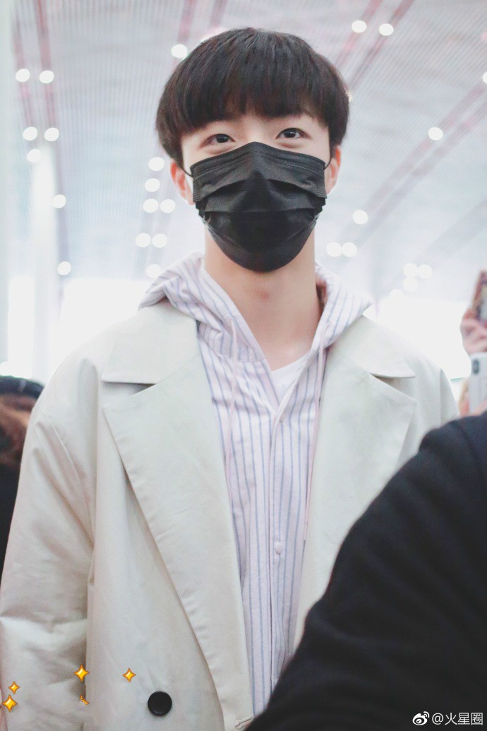 陈立农穿白色风衣口罩遮面现身机场帅气十足网友眼睛太好看了