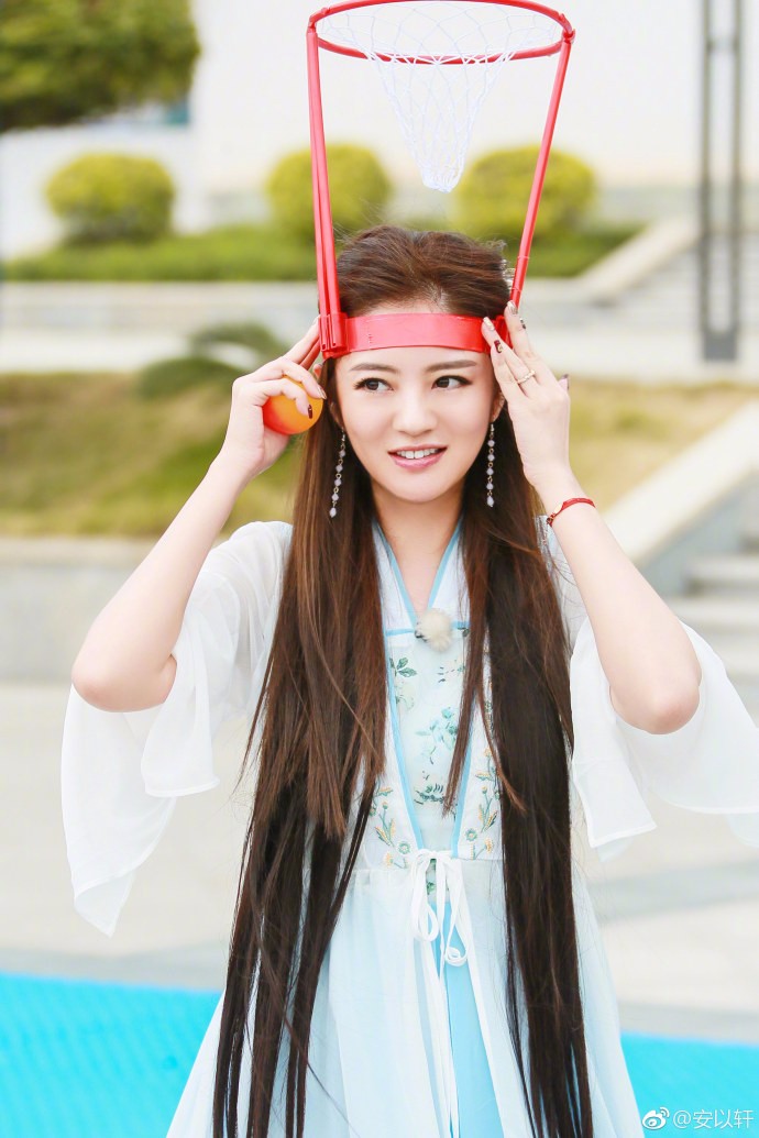 安以轩《二十四小时》花袄走秀 机智破解身份综艺感十足