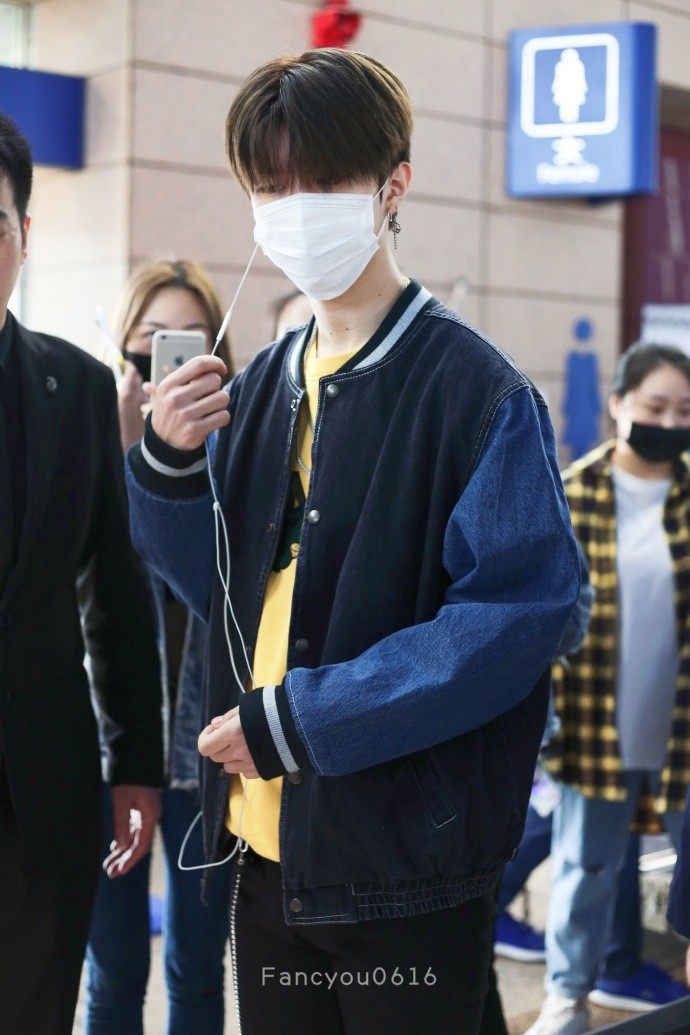 范丞丞口罩遮面现身机场去录制节目奔跑吧期待他的跑男首秀