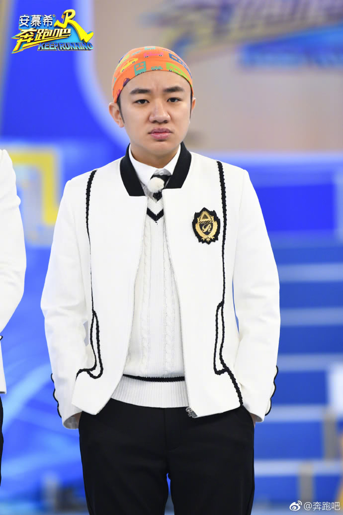 王祖蓝头上带了一个黄帽子,整个人很有喜感.