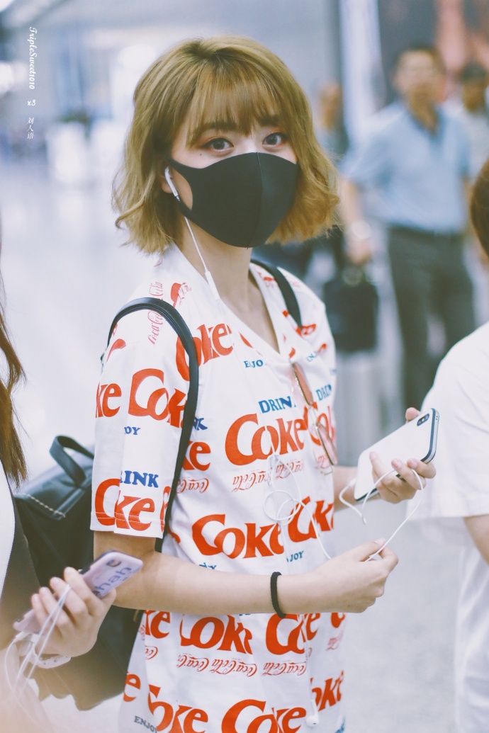 佛系少女刘人语身穿白色字母t恤现身机场 背着双肩包玩下衣消失