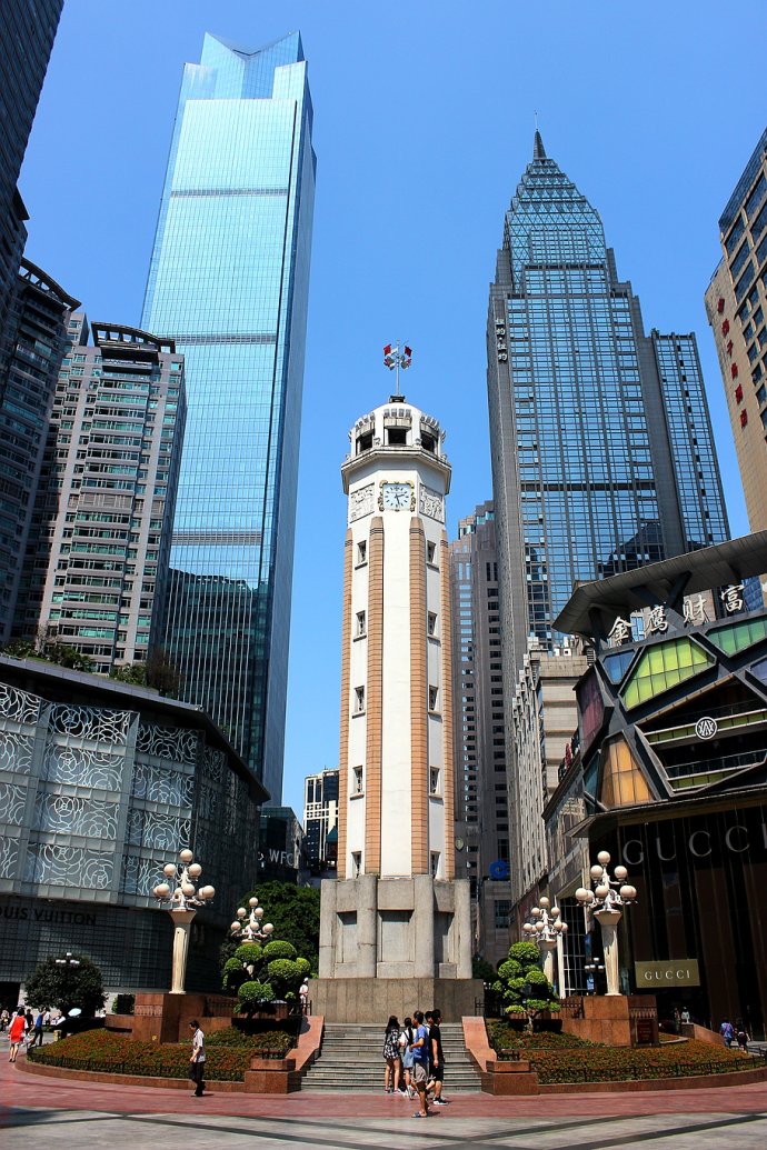 基本上来重庆的人都会来这里游玩一番,解放碑是重庆的地标之一,也是