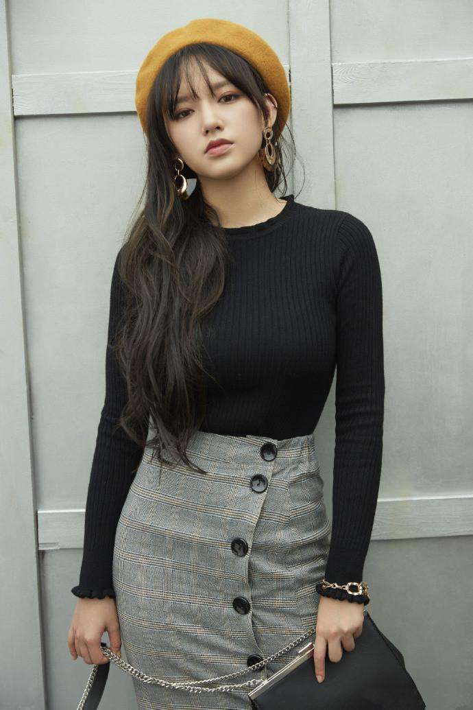 程潇又来秀腿了,衬衫搭短裙现身机场瞬间,网友:不愧是宇宙少女