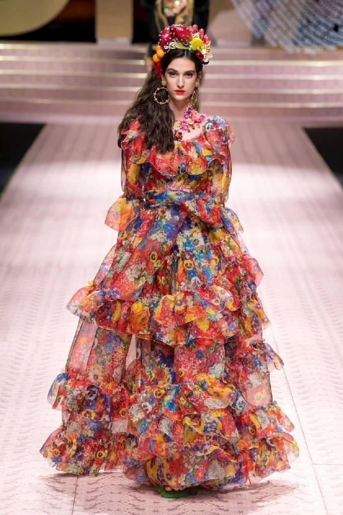 dolcegabbana2019春夏秀partii色彩艳丽的服饰