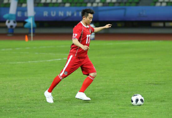 杨幂参加跑男二度来袭,踢足球大秀美腿,世界杯