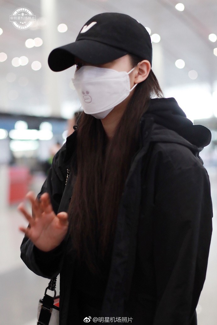 欧阳娜娜口罩遮面穿黑色风衣现身机场,遮捂严实秀纤细美腿