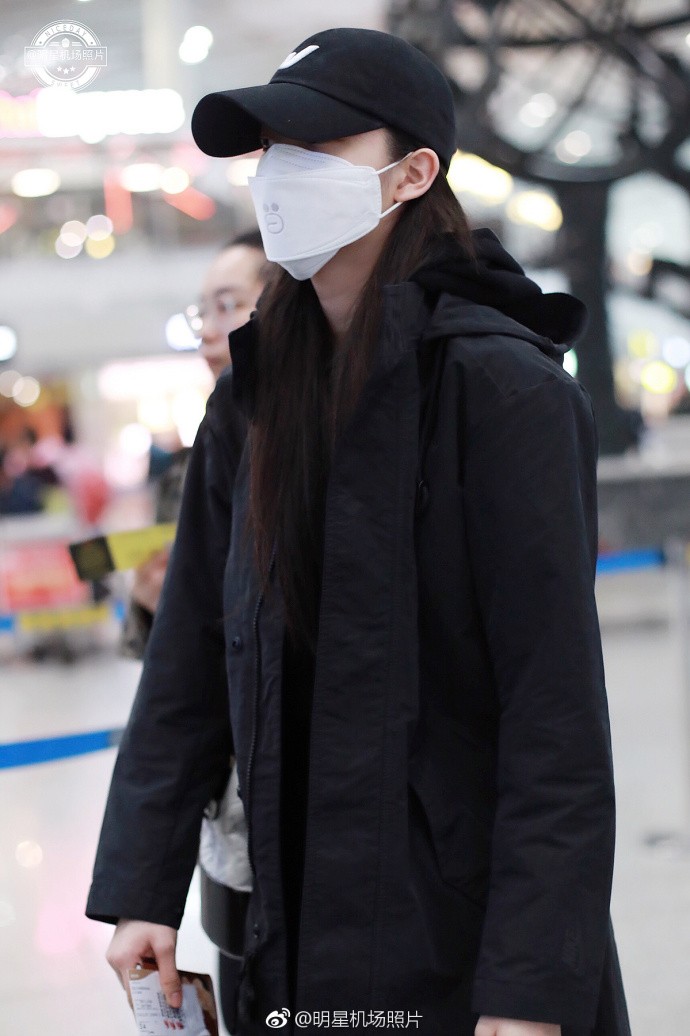 欧阳娜娜口罩遮面穿黑色风衣现身机场,遮捂严实秀纤细美腿
