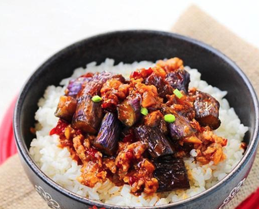 白米饭拌什么最好吃? 老干妈,咸蛋黄无可比拟.