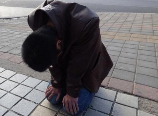 女儿因长得太漂亮,男子怀疑不是亲生,去医院做检查男子跪地求饶