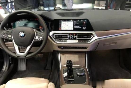 19款宝马3系实车现身颜值爆表内饰精致c级压力大了