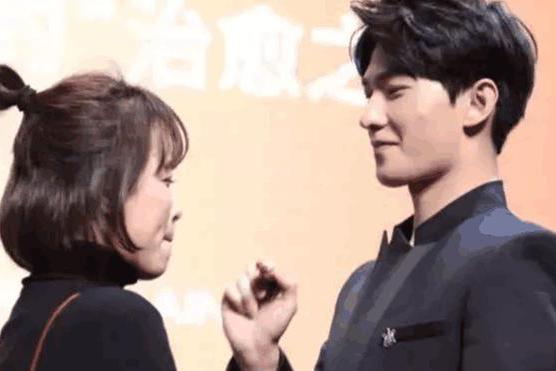 杨洋替粉丝涂口红,有谁注意到了他的手,网友:白