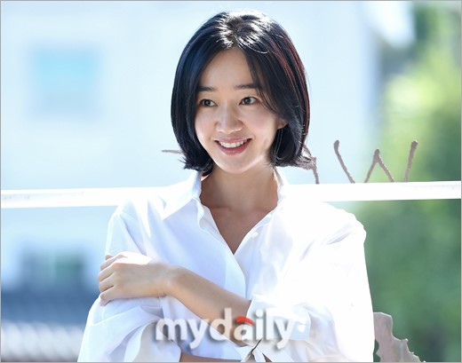 韩国女艺人秀爱出席新片上流社会访谈会