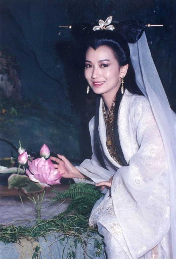 赵雅芝63岁冻龄女神,鱼尾礼服穿出36岁的感觉,重现白娘子风采