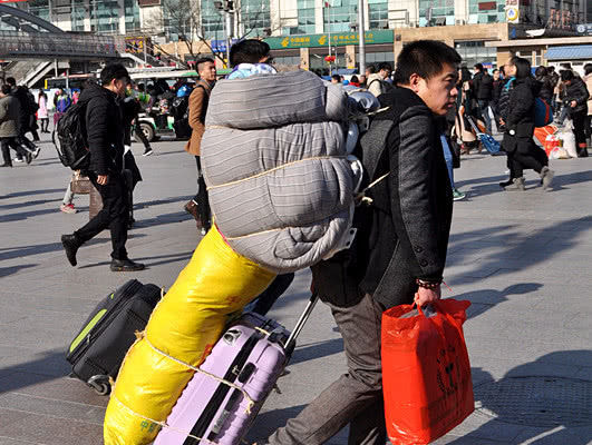 老公打工多年无音讯,妻子被婆家扫地出门,第二天榕树下停满豪车