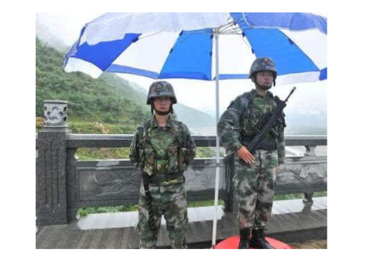 两个哨兵一起站岗为啥只给配一把枪?看到祖国这么严格,我感动了
