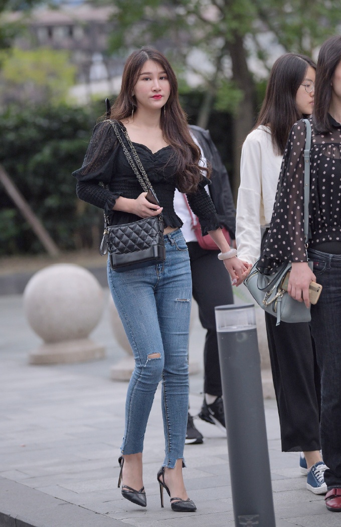 紧身牛仔裤凸显小姐姐细长美腿亭亭玉立带点小性感