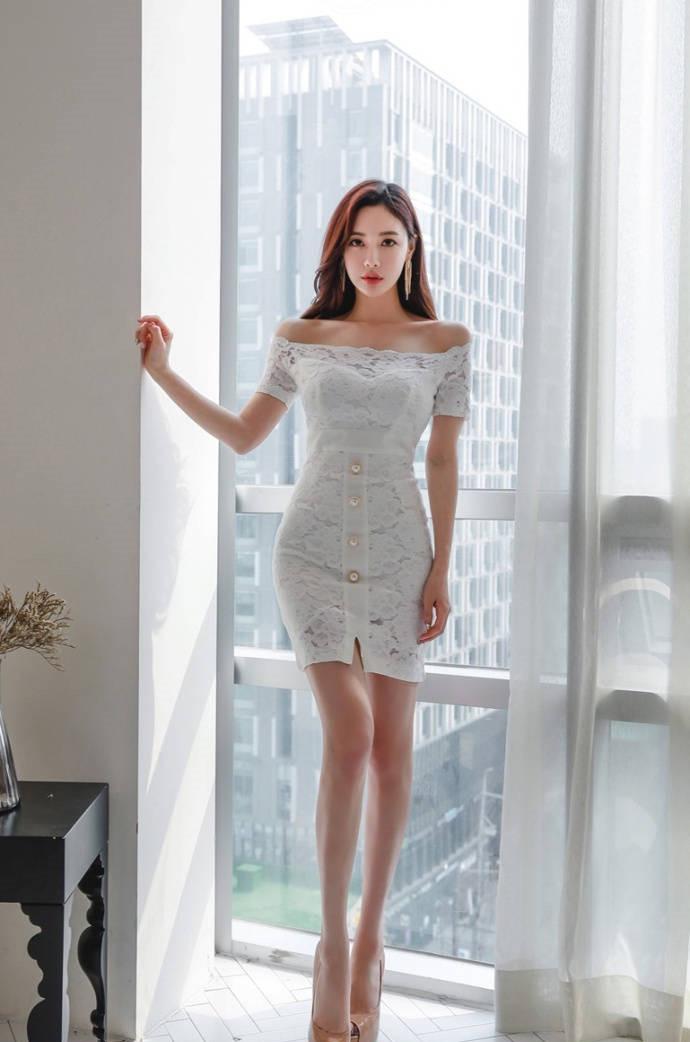 美女小姐姐穿着蕾丝一字肩连衣裙特别的性感