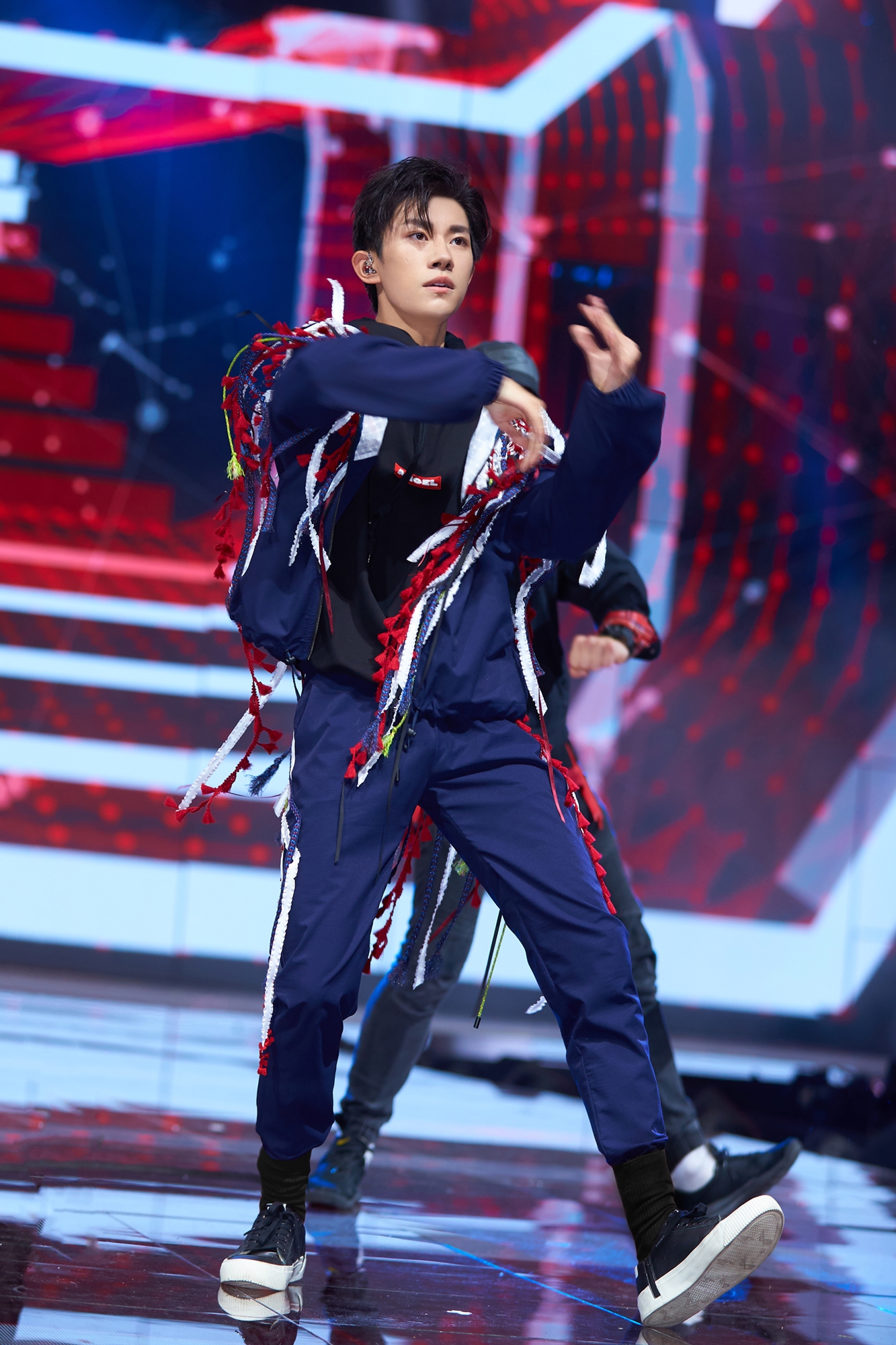 易烊千玺化身"硬核少年" 彩色流苏外套趣味十足