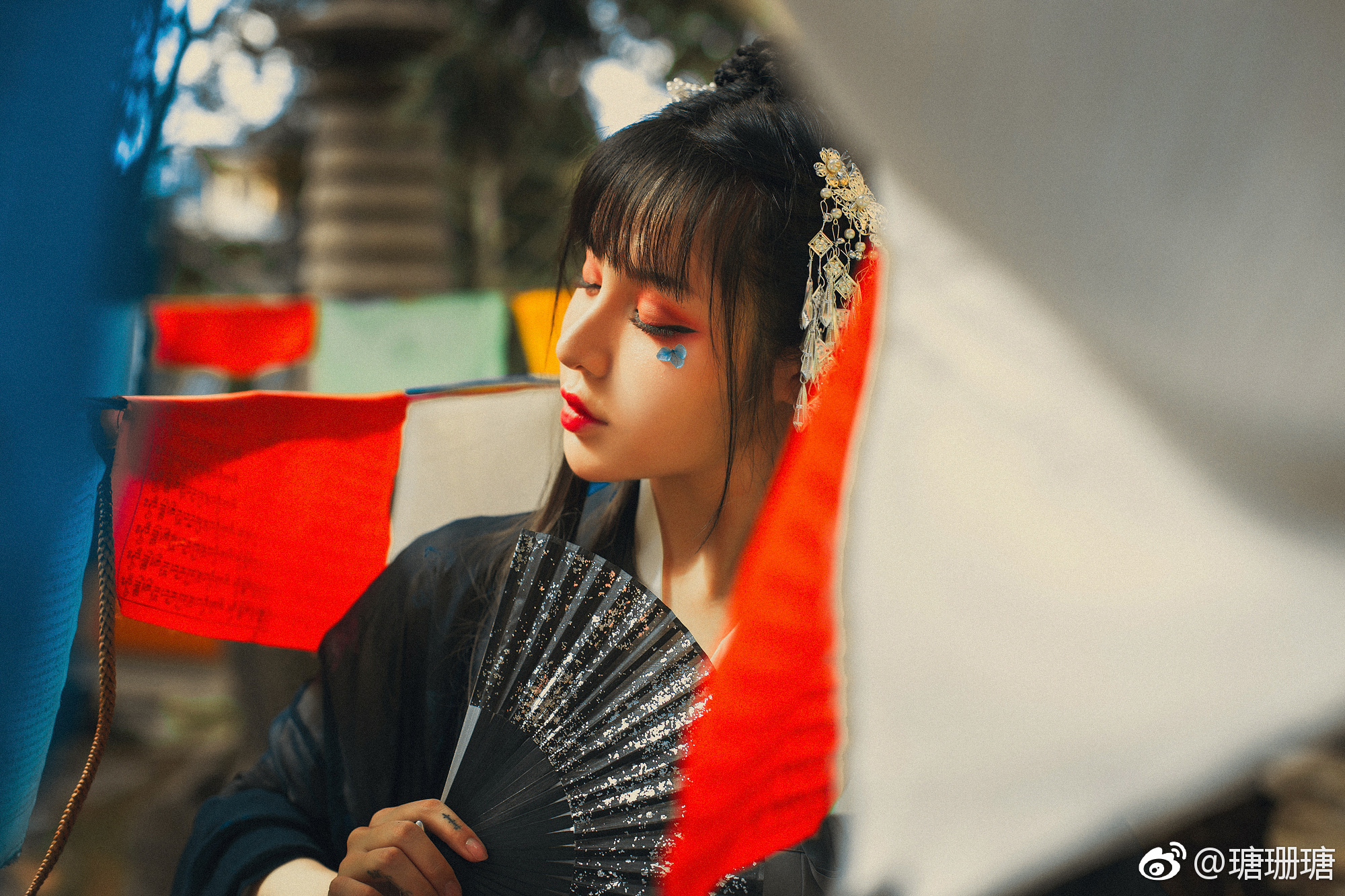 [红尘紫陌 黄泉碧落 前世茫茫因缘错 ;芳草连天 绵绵脉脉 今生痴更与